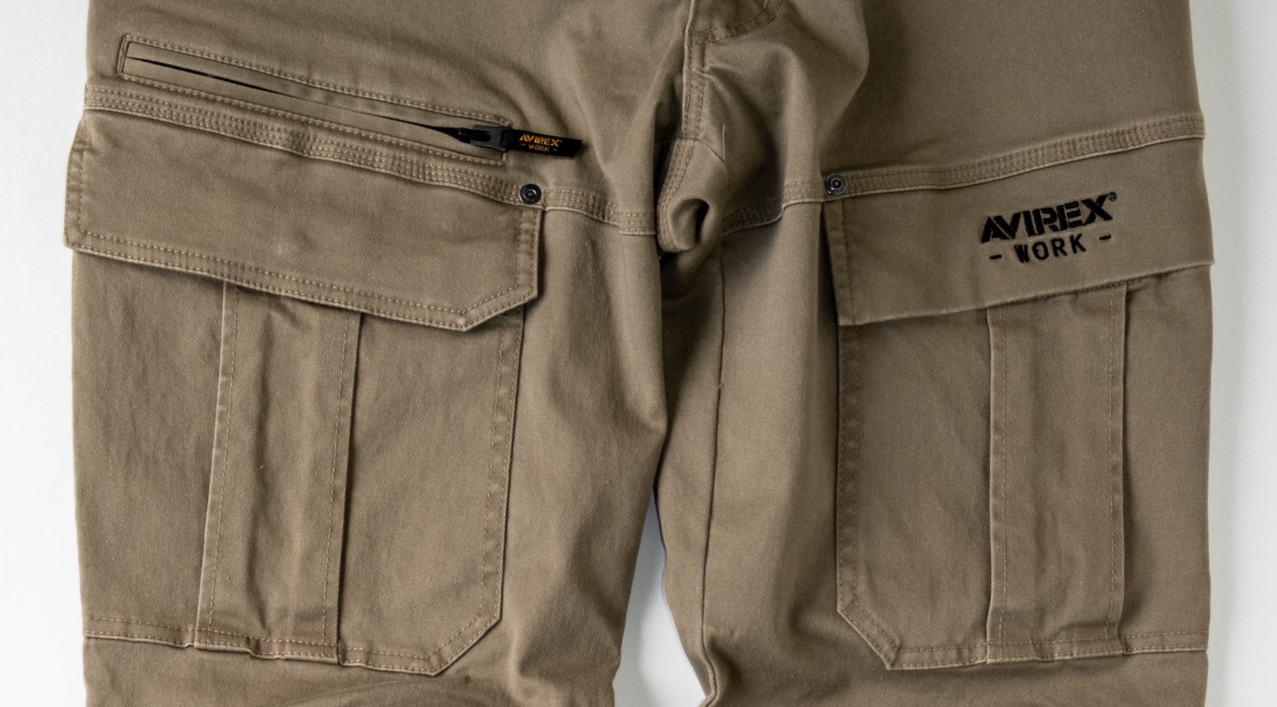 両カーゴ雨蓋ポケット＆右ファスナーポケット